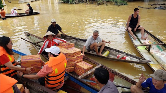 Hàng cứu trợ đến tay người dân vùng lũ Quảng Trị (21/10/2020)